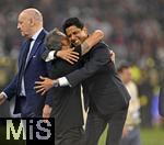 31.05.2025,  Fussball UEFA Championsleague Finale 2025:  Paris St. Germain - Inter Mailand, in der Allianz-Arena Mnchen.   v.l. Trainer Luis Enrique (FC Paris Saint-Germain) und sein Prsident Nasser Al-Khelaifi  Liegen sich im Arm
  

