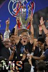31.05.2025,  Fussball UEFA Championsleague Finale 2025:  Paris St. Germain - Inter Mailand, in der Allianz-Arena Mnchen.   Trainer Luis Enrique (FC Paris Saint-Germain) reckt den Pokal in die Hhe
  

