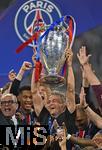 31.05.2025,  Fussball UEFA Championsleague Finale 2025:  Paris St. Germain - Inter Mailand, in der Allianz-Arena Mnchen.   Trainer Luis Enrique (FC Paris Saint-Germain) reckt den Pokal in die Hhe
  

