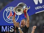 31.05.2025,  Fussball UEFA Championsleague Finale 2025:  Paris St. Germain - Inter Mailand, in der Allianz-Arena Mnchen.   Trainer Luis Enrique (FC Paris Saint-Germain) jubelt mit dem Henkelpott mit dem Pokal
  


