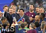 31.05.2025,  Fussball UEFA Championsleague Finale 2025:  Paris St. Germain - Inter Mailand, in der Allianz-Arena Mnchen.   Prsident Nasser Al-Khelaifi  (FC Paris Saint-Germain) jubelt mit dem Henkelpott mit dem Pokal
  

