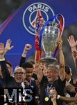 31.05.2025,  Fussball UEFA Championsleague Finale 2025:  Paris St. Germain - Inter Mailand, in der Allianz-Arena Mnchen.   Trainer Luis Enrique (FC Paris Saint-Germain) jubelt mit dem Henkelpott mit dem Pokal
  

