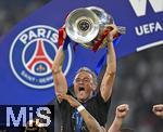 31.05.2025,  Fussball UEFA Championsleague Finale 2025:  Paris St. Germain - Inter Mailand, in der Allianz-Arena Mnchen.   Trainer Luis Enrique (FC Paris Saint-Germain) jubelt mit dem Henkelpott mit dem Pokal
  


