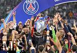 31.05.2025,  Fussball UEFA Championsleague Finale 2025:  Paris St. Germain - Inter Mailand, in der Allianz-Arena Mnchen.   Prsident Nasser Al-Khelaifi  (FC Paris Saint-Germain) jubelt mit dem Henkelpott mit dem Pokal
  

