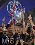31.05.2025,  Fussball UEFA Championsleague Finale 2025:  Paris St. Germain - Inter Mailand, in der Allianz-Arena Mnchen.   Trainer Luis Enrique (FC Paris Saint-Germain) jubelt mit dem Henkelpott mit dem Pokal
  

