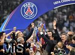 31.05.2025,  Fussball UEFA Championsleague Finale 2025:  Paris St. Germain - Inter Mailand, in der Allianz-Arena Mnchen.   Die Pariser Mannschaft feiert, hier bergibt der Prsident Nasser Al-Khelaifi (Paris)
  

