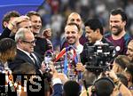 31.05.2025,  Fussball UEFA Championsleague Finale 2025:  Paris St. Germain - Inter Mailand, in der Allianz-Arena Mnchen.   Die Pariser Mannschaft feiert, hier bergibt der Prsident Nasser Al-Khelaifi (Paris)
  

