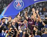 31.05.2025,  Fussball UEFA Championsleague Finale 2025:  Paris St. Germain - Inter Mailand, in der Allianz-Arena Mnchen.   Die Pariser Mannschaft feiert, hier bergibt der Prsident Nasser Al-Khelaifi (Paris)
  

