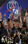 31.05.2025,  Fussball UEFA Championsleague Finale 2025:  Paris St. Germain - Inter Mailand, in der Allianz-Arena Mnchen.   Trainer Luis Enrique (FC Paris Saint-Germain) stemmt den Henkelpott in die Hhe, Pokal
  

