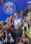 31.05.2025,  Fussball UEFA Championsleague Finale 2025:  Paris St. Germain - Inter Mailand, in der Allianz-Arena Mnchen.   Siegerehrung des Championsleague-Siegers Paris St. Germaine, Prsident Nasser Al-Khelaifi  (Paris St. Germain) reckt stolz den Pokal in die Hhe inmitten der feiernden Mannschaft.
  

