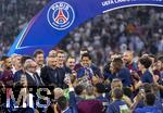 31.05.2025,  Fussball UEFA Championsleague Finale 2025:  Paris St. Germain - Inter Mailand, in der Allianz-Arena Mnchen.   Siegerehrung des Championsleague-Siegers Paris St. Germaine, Prsident Nasser Al-Khelaifi  (Paris St. Germain) reckt stolz den Pokal in die Hhe inmitten der feiernden Mannschaft.
  

