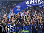 31.05.2025,  Fussball UEFA Championsleague Finale 2025:  Paris St. Germain - Inter Mailand, in der Allianz-Arena Mnchen.   Siegerehrung des Championsleague-Siegers Paris St. Germaine, Prsident Nasser Al-Khelaifi  (Paris St. Germain) reckt stolz den Pokal in die Hhe inmitten der feiernden Mannschaft.
  

