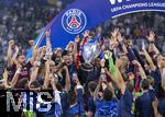 31.05.2025,  Fussball UEFA Championsleague Finale 2025:  Paris St. Germain - Inter Mailand, in der Allianz-Arena Mnchen.   Siegerehrung des Championsleague-Siegers Paris St. Germaine, Prsident Nasser Al-Khelaifi  (Paris St. Germain) reckt stolz den Pokal in die Hhe inmitten der feiernden Mannschaft.
  

