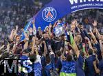 31.05.2025,  Fussball UEFA Championsleague Finale 2025:  Paris St. Germain - Inter Mailand, in der Allianz-Arena Mnchen.   Siegerehrung des Championsleague-Siegers Paris St. Germaine, Prsident Nasser Al-Khelaifi  (Paris St. Germain) reckt stolz den Pokal in die Hhe inmitten der feiernden Mannschaft.
  

