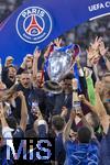 31.05.2025,  Fussball UEFA Championsleague Finale 2025:  Paris St. Germain - Inter Mailand, in der Allianz-Arena Mnchen.   Siegerehrung des Championsleague-Siegers Paris St. Germaine, Prsident Nasser Al-Khelaifi  (Paris St. Germain) reckt stolz den Pokal in die Hhe inmitten der feiernden Mannschaft.
  


