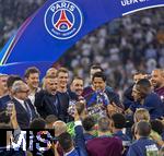 31.05.2025,  Fussball UEFA Championsleague Finale 2025:  Paris St. Germain - Inter Mailand, in der Allianz-Arena Mnchen.   Siegerehrung des Championsleague-Siegers Paris St. Germaine, Prsident Nasser Al-Khelaifi  (Paris St. Germain) reckt stolz den Pokal in die Hhe inmitten der feiernden Mannschaft.
  

