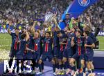 31.05.2025,  Fussball UEFA Championsleague Finale 2025:  Paris St. Germain - Inter Mailand, in der Allianz-Arena Mnchen.   Siegerehrung des Championsleague-Siegers Paris St. Germaine, Marquinhos (FC Paris Saint-Germain) reckt stolz den Pokal in die Hhe inmitten der feiernden Mannschaft.
  

