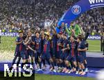 31.05.2025,  Fussball UEFA Championsleague Finale 2025:  Paris St. Germain - Inter Mailand, in der Allianz-Arena Mnchen.   Siegerehrung des Championsleague-Siegers Paris St. Germaine, Marquinhos (FC Paris Saint-Germain) reckt stolz den Pokal in die Hhe inmitten der feiernden Mannschaft.
  

