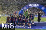 31.05.2025,  Fussball UEFA Championsleague Finale 2025:  Paris St. Germain - Inter Mailand, in der Allianz-Arena Mnchen.   Siegerehrung des Championsleague-Siegers Paris St. Germaine, Marquinhos (FC Paris Saint-Germain) reckt stolz den Pokal in die Hhe inmitten der feiernden Mannschaft. re: Trainer Luis Enrique (FC Paris Saint-Germain) 
  

