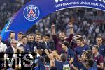 31.05.2025,  Fussball UEFA Championsleague Finale 2025:  Paris St. Germain - Inter Mailand, in der Allianz-Arena Mnchen.   Siegerehrung des Championsleague-Siegers Paris St. Germaine, Prsident Nasser Al-Khelaifi  (Paris St. Germain) reckt stolz den Pokal in die Hhe inmitten der feiernden Mannschaft.
  

