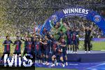 31.05.2025,  Fussball UEFA Championsleague Finale 2025:  Paris St. Germain - Inter Mailand, in der Allianz-Arena Mnchen.   Siegerehrung des Championsleague-Siegers Paris St. Germaine, Marquinhos (FC Paris Saint-Germain) reckt stolz den Pokal in die Hhe inmitten der feiernden Mannschaft. re: Trainer Luis Enrique (FC Paris Saint-Germain) 
  

