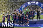 31.05.2025,  Fussball UEFA Championsleague Finale 2025:  Paris St. Germain - Inter Mailand, in der Allianz-Arena Mnchen.   Siegerehrung des Championsleague-Siegers Paris St. Germaine, Marquinhos (FC Paris Saint-Germain) reckt stolz den Pokal in die Hhe inmitten der feiernden Mannschaft. re: Trainer Luis Enrique (FC Paris Saint-Germain) 
  

