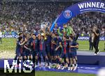 31.05.2025,  Fussball UEFA Championsleague Finale 2025:  Paris St. Germain - Inter Mailand, in der Allianz-Arena Mnchen.   Siegerehrung des Championsleague-Siegers Paris St. Germaine, Marquinhos (FC Paris Saint-Germain) reckt stolz den Pokal in die Hhe inmitten der feiernden Mannschaft.
  

