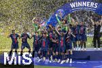 31.05.2025,  Fussball UEFA Championsleague Finale 2025:  Paris St. Germain - Inter Mailand, in der Allianz-Arena Mnchen.   Siegerehrung des Championsleague-Siegers Paris St. Germaine, Marquinhos (FC Paris Saint-Germain) reckt stolz den Pokal in die Hhe inmitten der feiernden Mannschaft. re: Trainer Luis Enrique (FC Paris Saint-Germain) 
  

