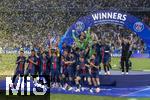 31.05.2025,  Fussball UEFA Championsleague Finale 2025:  Paris St. Germain - Inter Mailand, in der Allianz-Arena Mnchen.   Siegerehrung des Championsleague-Siegers Paris St. Germaine, Marquinhos (FC Paris Saint-Germain) reckt stolz den Pokal in die Hhe inmitten der feiernden Mannschaft. re: Trainer Luis Enrique (FC Paris Saint-Germain) 
  

