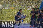 31.05.2025,  Fussball UEFA Championsleague Finale 2025:  Paris St. Germain - Inter Mailand, in der Allianz-Arena Mnchen.   Siegerehrung des Championsleague-Siegers Paris St. Germaine, Marquinhos (FC Paris Saint-Germain) bringt den Pokal zu der feiernden Mannschaft.

