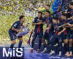 31.05.2025,  Fussball UEFA Championsleague Finale 2025:  Paris St. Germain - Inter Mailand, in der Allianz-Arena Mnchen.   Siegerehrung des Championsleague-Siegers Paris St. Germaine, Marquinhos (FC Paris Saint-Germain) bringt den Pokal zu der feiernden Mannschaft.

