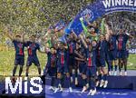 31.05.2025,  Fussball UEFA Championsleague Finale 2025:  Paris St. Germain - Inter Mailand, in der Allianz-Arena Mnchen.   Siegerehrung des Championsleague-Siegers Paris St. Germaine, Marquinhos (FC Paris Saint-Germain) reckt stolz den Pokal in die Hhe inmitten der feiernden Mannschaft.

