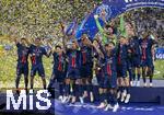 31.05.2025,  Fussball UEFA Championsleague Finale 2025:  Paris St. Germain - Inter Mailand, in der Allianz-Arena Mnchen.   Siegerehrung des Championsleague-Siegers Paris St. Germaine, Marquinhos (FC Paris Saint-Germain) reckt stolz den Pokal in die Hhe inmitten der feiernden Mannschaft.

