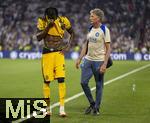 31.05.2025,  Fussball UEFA Championsleague Finale 2025:  Paris St. Germain - Inter Mailand, in der Allianz-Arena Mnchen.  Yann Bisseck (li, Inter Mailand) muss verletzt aus dem Spiel gehen,