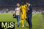 31.05.2025,  Fussball UEFA Championsleague Finale 2025:  Paris St. Germain - Inter Mailand, in der Allianz-Arena Mnchen.  Yann Bisseck (mitte, Inter Mailand) muss verletzt aus dem Spiel gehen,