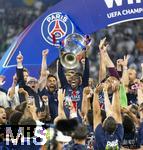 31.05.2025,  Fussball UEFA Championsleague Finale 2025:  Paris St. Germain - Inter Mailand, in der Allianz-Arena Mnchen. Siegerehrung des Championsleague-Siegers Paris St. Germaine, Ousmane Dembele (FC Paris Saint-Germain) reckt den Pokal in die Hhe inmitten der feiernden Mannschaft. li: Funktionr Luis Campos (li, Paris St. Germain) 
