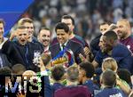 31.05.2025,  Fussball UEFA Championsleague Finale 2025:  Paris St. Germain - Inter Mailand, in der Allianz-Arena Mnchen. Siegerehrung des Championsleague-Siegers Paris St. Germaine, Prsident Nasser Al-Khelaifi (mitte, Paris St. Germain) mit dem Pokal inmitten der feiernden Mannschaft.