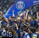 31.05.2025,  Fussball UEFA Championsleague Finale 2025:  Paris St. Germain - Inter Mailand, in der Allianz-Arena Mnchen. Siegerehrung des Championsleague-Siegers Paris St. Germaine, Warren Zaire-Emery (FC Paris Saint-Germain) reckt stolz den Pokal in die Hhe inmitten der feiernden Mannschaft.
