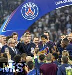 31.05.2025,  Fussball UEFA Championsleague Finale 2025:  Paris St. Germain - Inter Mailand, in der Allianz-Arena Mnchen. Siegerehrung des Championsleague-Siegers Paris St. Germaine, Funktionr Luis Campos (li, Paris St. Germain) und Prsident Nasser Al-Khelaifi (re, Paris St. Germain) mit dem Pokal inmitten der feiernden Mannschaft. 