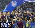 31.05.2025,  Fussball UEFA Championsleague Finale 2025:  Paris St. Germain - Inter Mailand, in der Allianz-Arena Mnchen. Siegerehrung des Championsleague-Siegers Paris St. Germaine, Funktionr Luis Campos (li, Paris St. Germain) und Prsident Nasser Al-Khelaifi (re, Paris St. Germain) mit dem Pokal inmitten der feiernden Mannschaft.