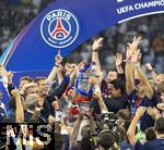 31.05.2025,  Fussball UEFA Championsleague Finale 2025:  Paris St. Germain - Inter Mailand, in der Allianz-Arena Mnchen. Siegerehrung des Championsleague-Siegers Paris St. Germaine, Funktionr Luis Campos (li, Paris St. Germain) und Prsident Nasser Al-Khelaifi (re, Paris St. Germain) mit dem Pokal inmitten der feiernden Mannschaft.