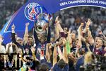 31.05.2025,  Fussball UEFA Championsleague Finale 2025:  Paris St. Germain - Inter Mailand, in der Allianz-Arena Mnchen. Siegerehrung des Championsleague-Siegers Paris St. Germaine, Ousmane Dembele (FC Paris Saint-Germain) reckt den Pokal in die Hhe inmitten der feiernden Mannschaft. li: Funktionr Luis Campos (li, Paris St. Germain) 
