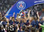 31.05.2025,  Fussball UEFA Championsleague Finale 2025:  Paris St. Germain - Inter Mailand, in der Allianz-Arena Mnchen. Siegerehrung des Championsleague-Siegers Paris St. Germaine, Warren Zaire-Emery (FC Paris Saint-Germain) reckt stolz den Pokal in die Hhe inmitten der feiernden Mannschaft.