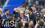 31.05.2025,  Fussball UEFA Championsleague Finale 2025:  Paris St. Germain - Inter Mailand, in der Allianz-Arena Mnchen. Siegerehrung des Championsleague-Siegers Paris St. Germaine, Funktionr Luis Campos (li, Paris St. Germain) und Prsident Nasser Al-Khelaifi (re, Paris St. Germain) mit dem Pokal inmitten der feiernden Mannschaft.