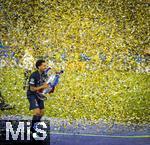 31.05.2025,  Fussball UEFA Championsleague Finale 2025:  Paris St. Germain - Inter Mailand, in der Allianz-Arena Mnchen. Siegerehrung des Championsleague-Siegers Paris St. Germaine, Marquinhos (FC Paris Saint-Germain) mit dem Pokal im Konfetti-Regen.
