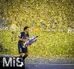31.05.2025,  Fussball UEFA Championsleague Finale 2025:  Paris St. Germain - Inter Mailand, in der Allianz-Arena Mnchen. Siegerehrung des Championsleague-Siegers Paris St. Germaine, Marquinhos (FC Paris Saint-Germain) mit dem Pokal im Konfetti-Regen.