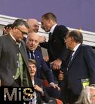 31.05.2025,  Fussball UEFA Championsleague Finale 2025:  Paris St. Germain - Inter Mailand, in der Allianz-Arena Mnchen. Ehrengste, Gianni Infantino (li, Prsident FIFA) begrt UEFA Prsident Aleksander Ceferin (re)



