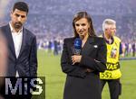 31.05.2025,  Fussball UEFA Championsleague Finale 2025:  Paris St. Germain - Inter Mailand, in der Allianz-Arena Mnchen. re: Moderatorin Laura Wontorra, li: Sami Khedira am DAZN-Mikrofon.