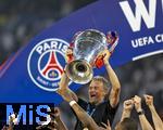 31.05.2025,  Fussball UEFA Championsleague Finale 2025:  Paris St. Germain - Inter Mailand, in der Allianz-Arena Mnchen. Siegerehrung des Championsleague-Siegers Paris St. Germaine, Trainer Luis Enrique (FC Paris Saint-Germain) stemmt glcklich den Pokal in die Hhe.