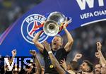 31.05.2025,  Fussball UEFA Championsleague Finale 2025:  Paris St. Germain - Inter Mailand, in der Allianz-Arena Mnchen. Siegerehrung des Championsleague-Siegers Paris St. Germaine, Trainer Luis Enrique (FC Paris Saint-Germain) stemmt glcklich den Pokal in die Hhe.